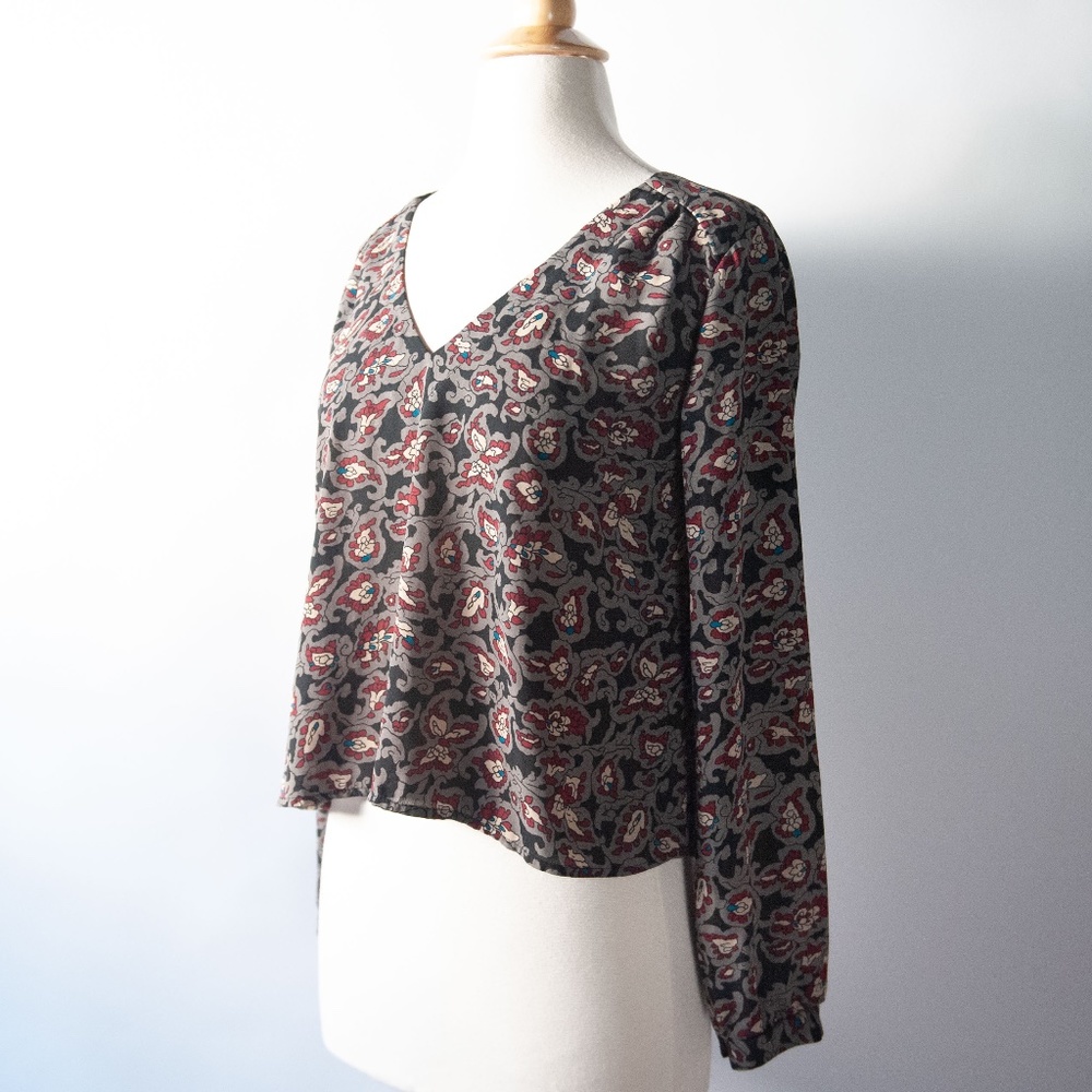ASTR Crop Floral V-Neck 3/4 Sleeve Top